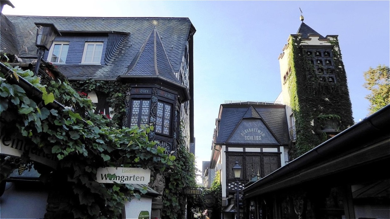 Nachdem sich auch einige Winzergasthäuser angesiedelt hatten, etablierten sich im 18. und 19. Jahrhundert Straußwirtschaften im Rüdesheimer Stadtgebiet