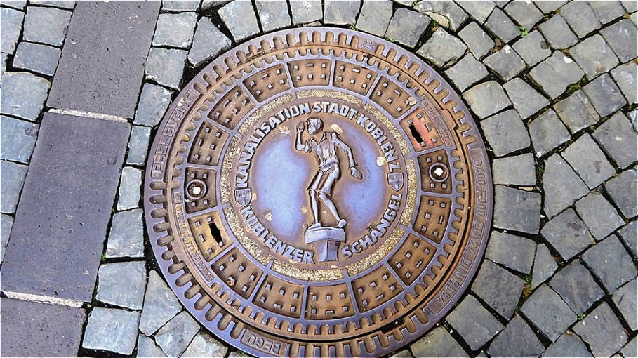 Sogar auf den Kanaldeckeln prangt der Koblenzer "Schängel"