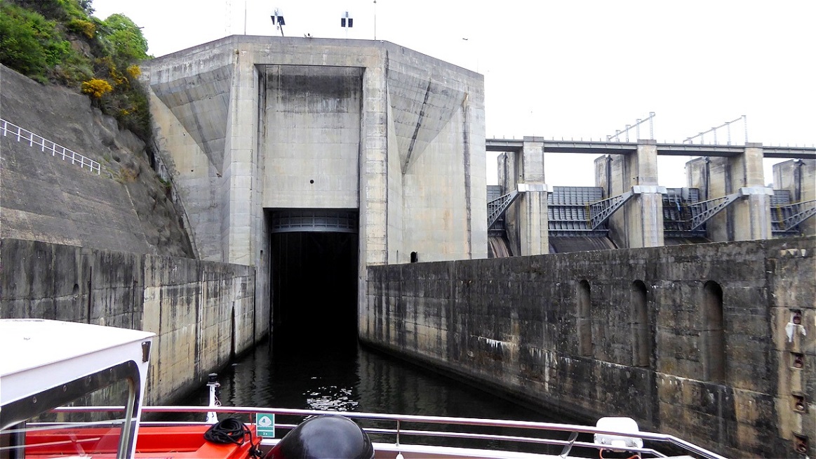 Der Carrapatelo Damm hat die  mit 35 Meter Hub tiefste Kammerschleuse Europas.