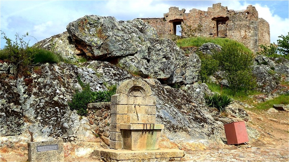 Blick hinauf zu den Ruinen des Castelo