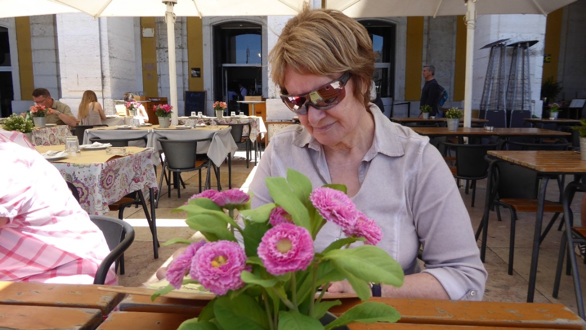 Mittags verbringen wir in einem Rerstaurant im Stadtviertel von  Baixa.