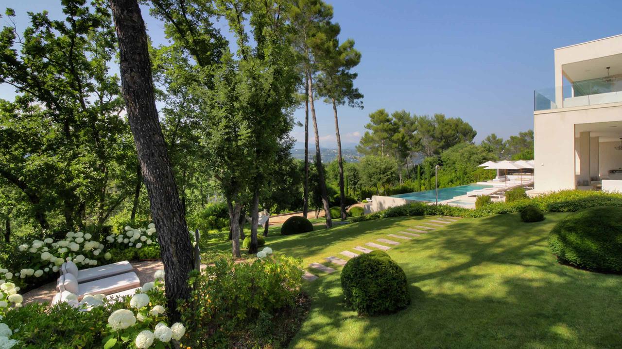 https://0501.nccdn.net/4_2/000/000/008/486/Terre-Blanche-Villa-Location-H17.jpg