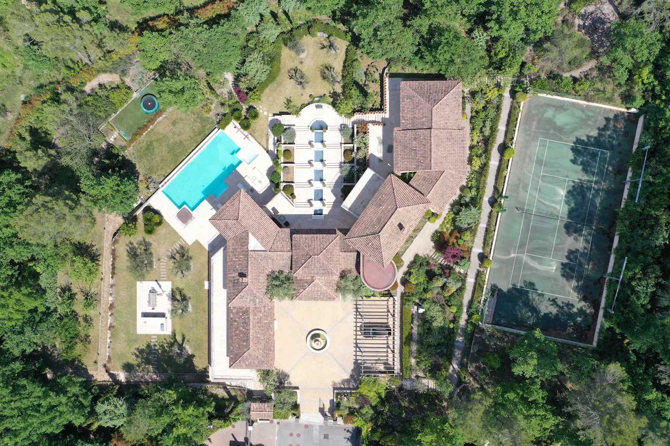 https://0501.nccdn.net/4_2/000/000/008/486/Terre-Blanche-property-SH26.jpg