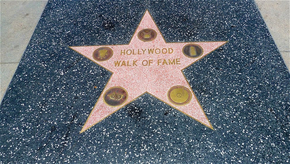 Wir gehen los !
Hier werden Künstler aus den Kategorien Fernsehen, Musik, Film, Theater und Radio mit einem im Gehsteig eingelassenen Stern geehrt.