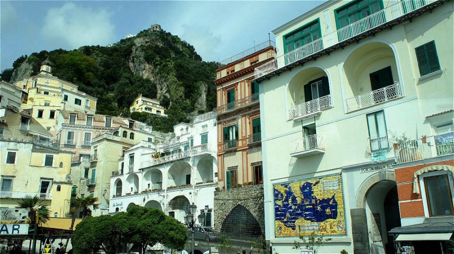Amalfi liegt am Golf von Salerno am Tyrrhenischen Meer 26 km westlich von Salerno und 73 km südöstlich von Neapel. Die Stadt liegt an der gleichnamigen steilen Felsenküste, die von der UNESCO zum Weltkulturerbe erklärt wurde
