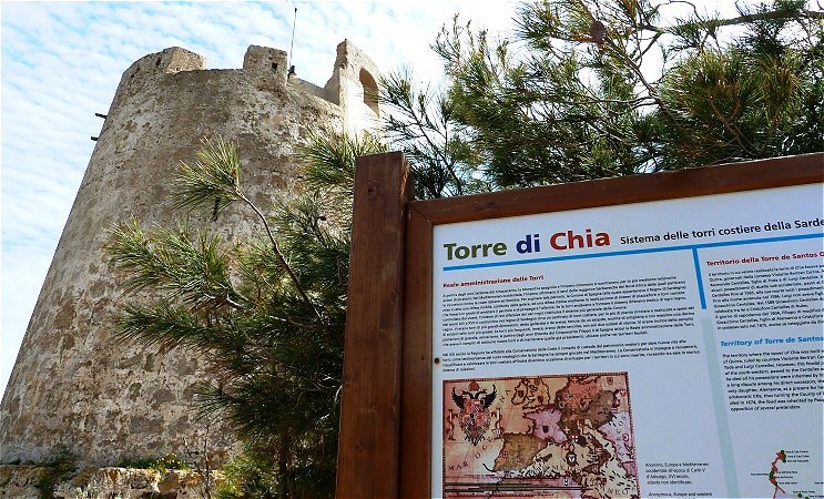 Der Wachturm gehört zu einem System von ungefähr 200 Wachtürmen an der Südküste Sardiniens, die von den Spaniern (Königreich von Aragon 1323–1409) errichtet wurden