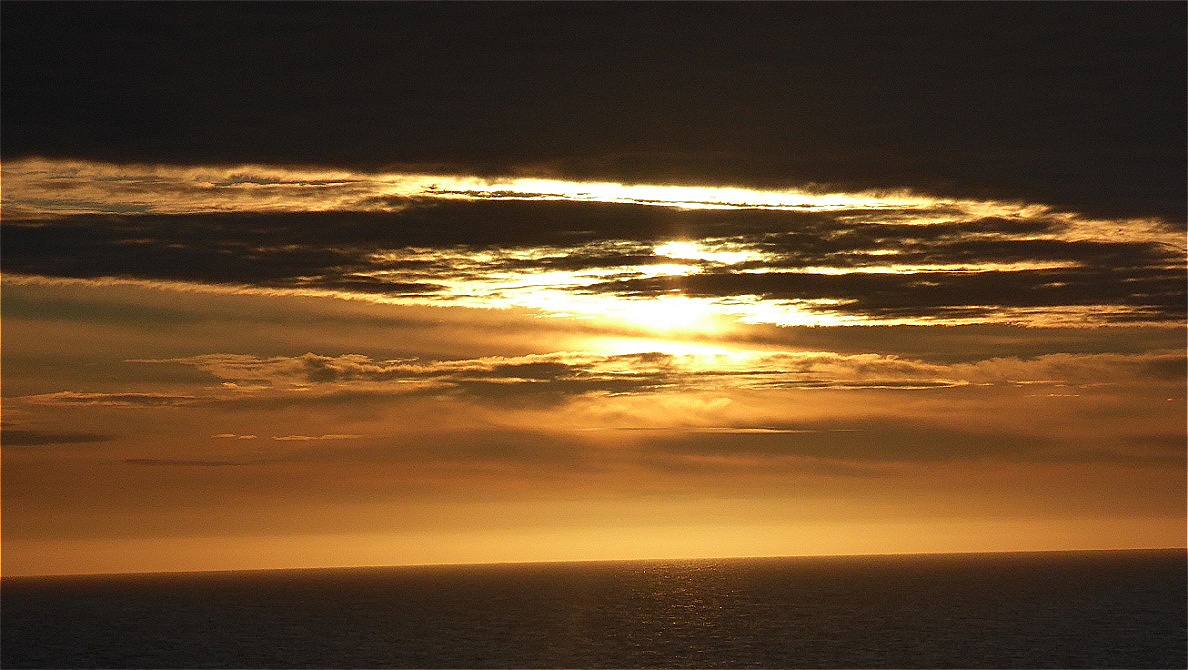 Früher Abend - die Sonne strahlt durch eine Wolkenbank ...