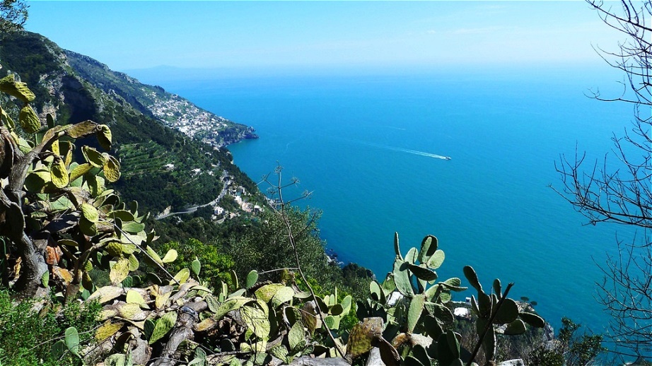 Blick zurück auf die Amalfitana mit Praiano