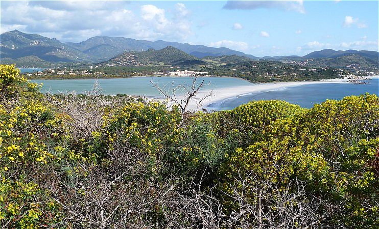 Besonders beliebt bei den Italienern ist Villasimius mit seinen schönen Badebuchten wie der Cala Porceddu und der Cala Pira