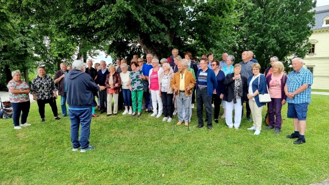 Empfang im Schlossgarten durch KULTURAMA-Obmann Ernst Martinek