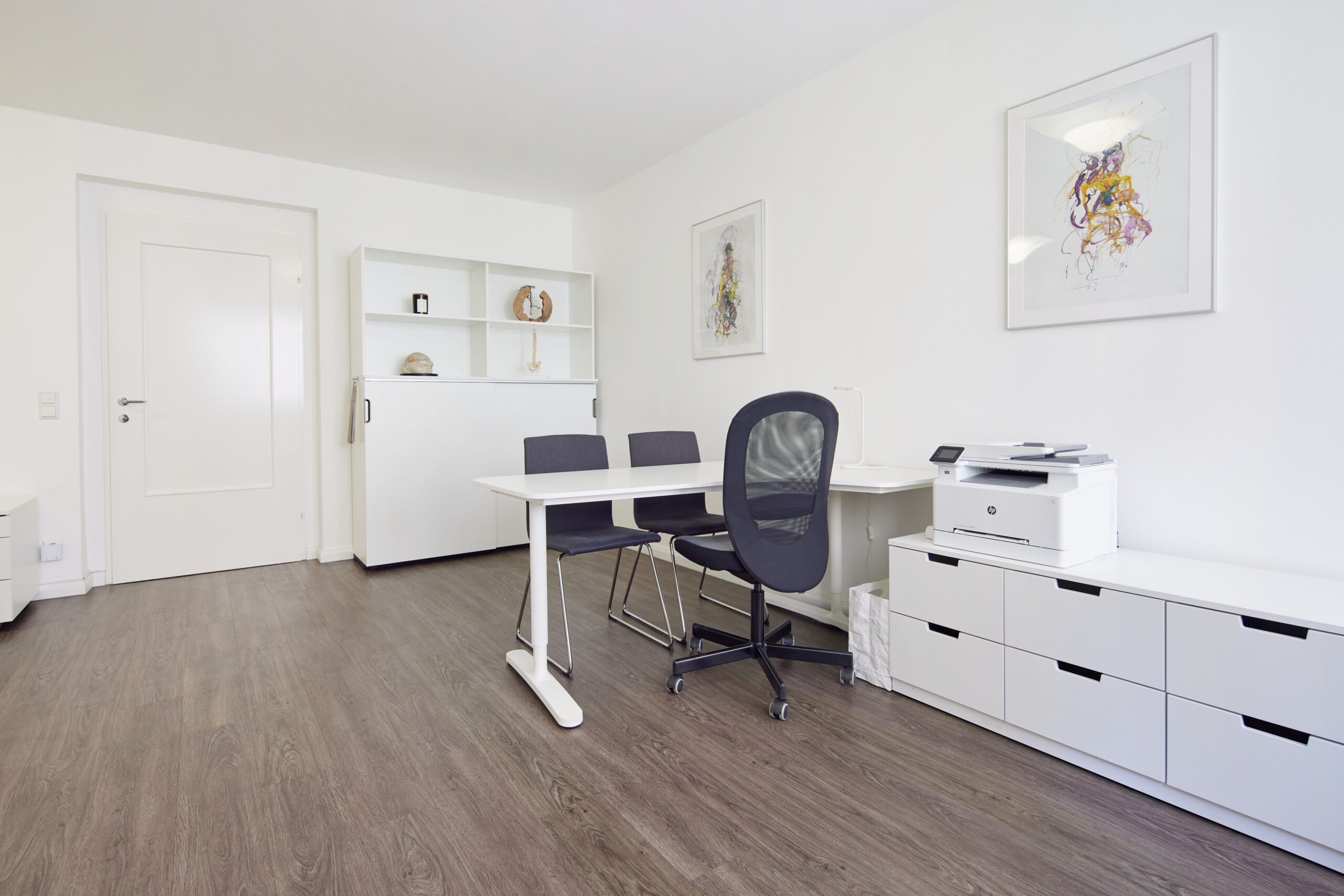 eine Person, die ein grünes Objekt in der Hand hält