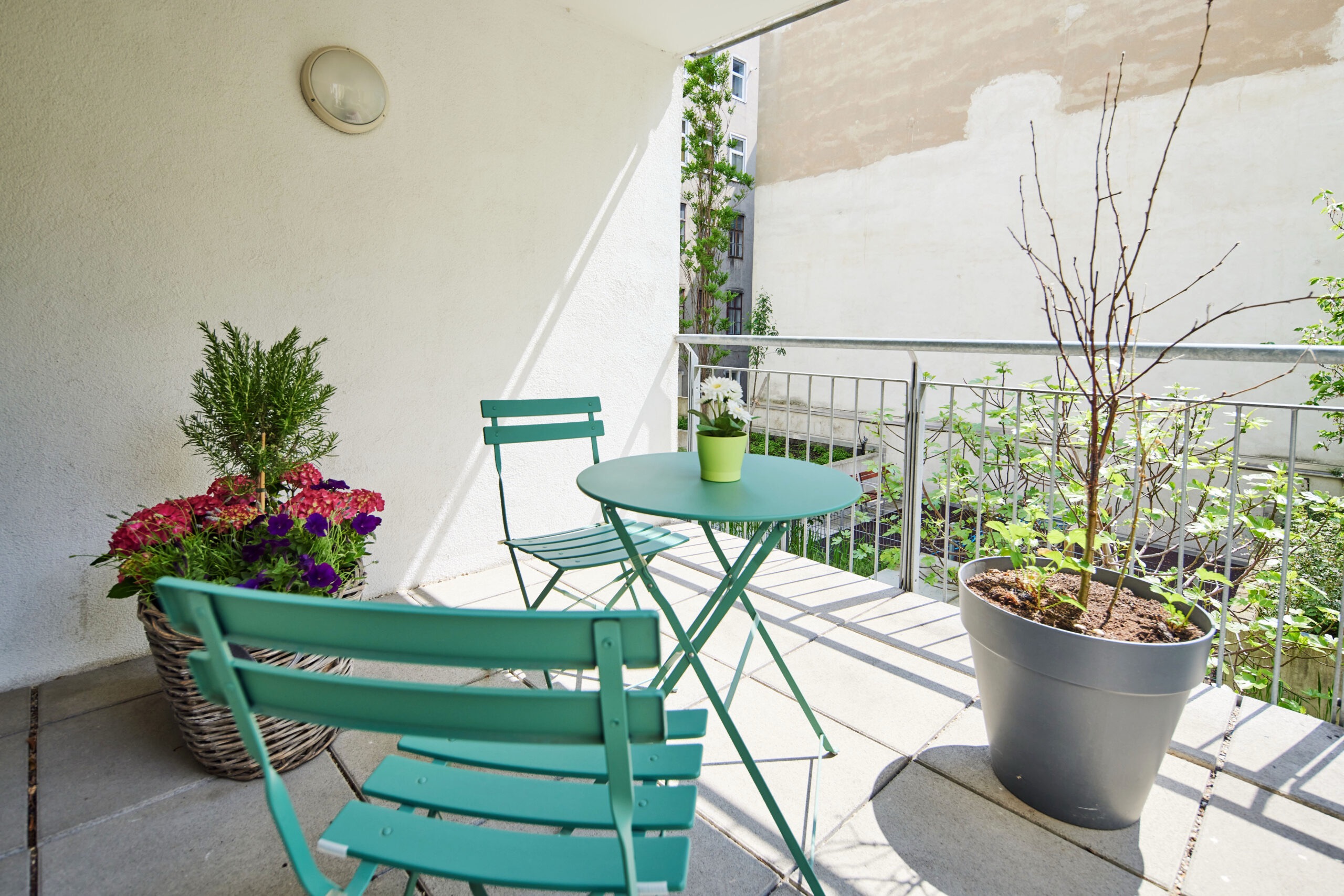 ein Mann und eine Frau, die nebeneinander stehen