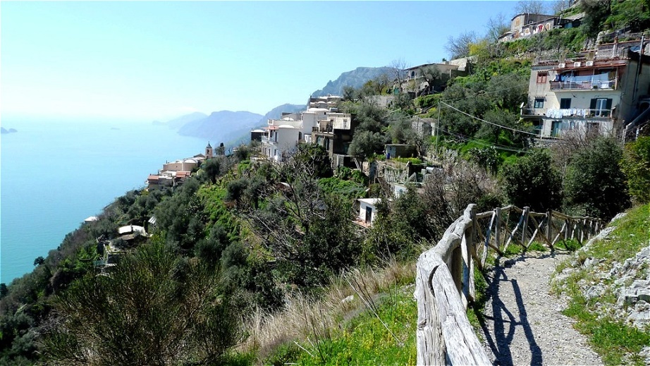 Nocelle
Die Häuser kleben wie Schwalbenester am Berghang