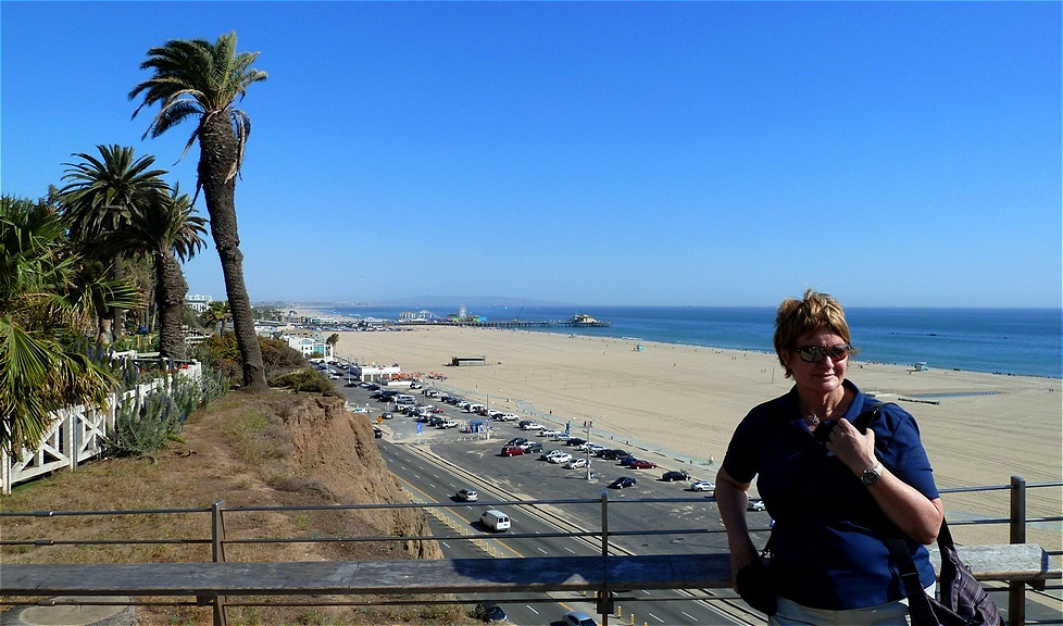 Die Hauptstraße verläuft zwischen Klippe und Strand