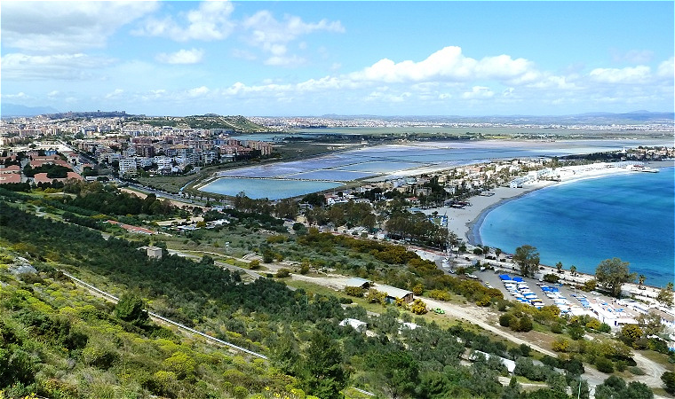 Badestrand "Il Poetto"
Dahinter die  aufgelassenen Salinen - heute ein Vogelparadies