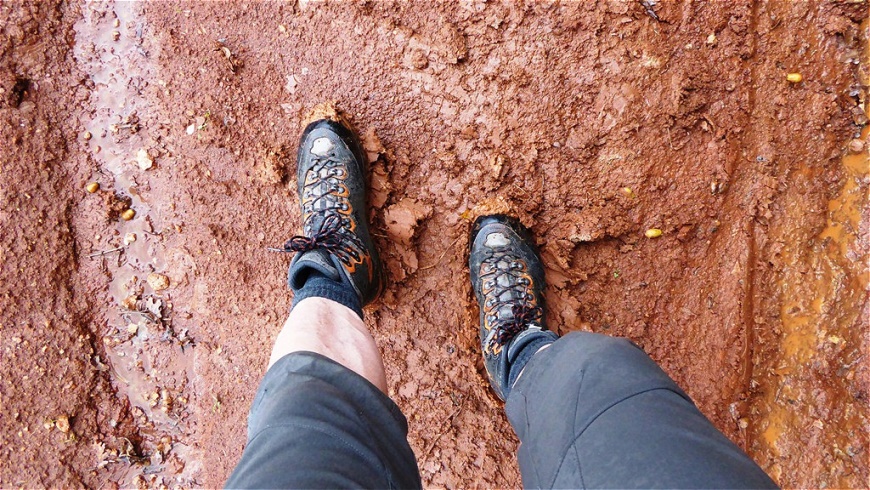 Schlammschlacht auf roter Erde
Gott sei Dank dauerte der Regen nicht allzu lange !