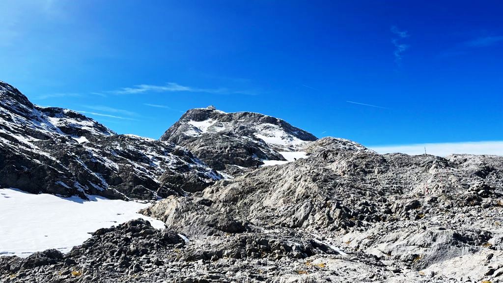 Direkt auf dem Gipfel steht das Matrashaus (2.941 m )