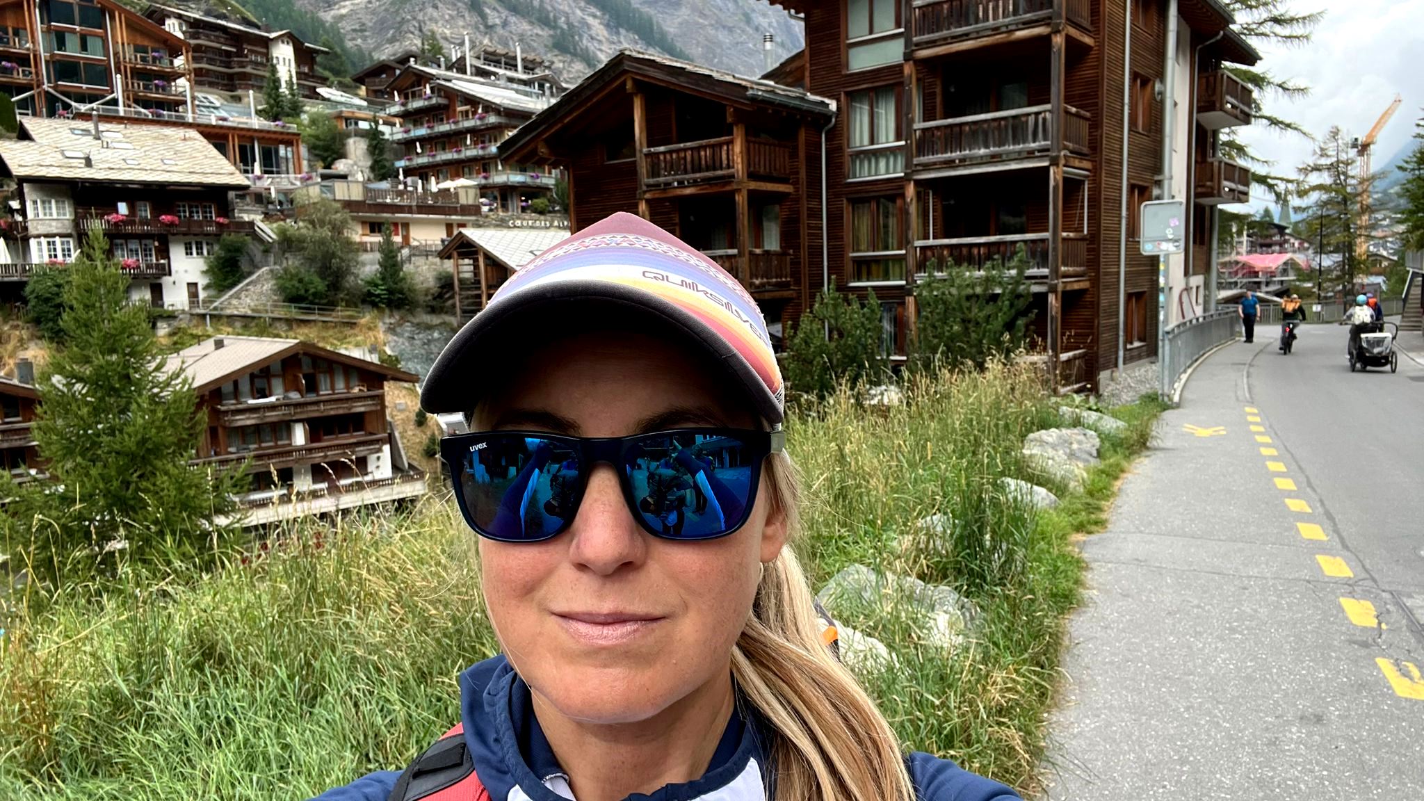 Vor den malerischen, alten Holzhäusern.