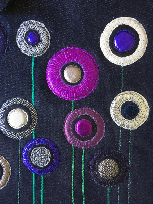 fleurs type années 60 en tissu coloris violets