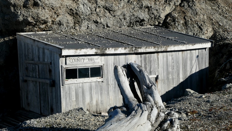 Aufschrift "County Jail" - "Dorfhäfen"