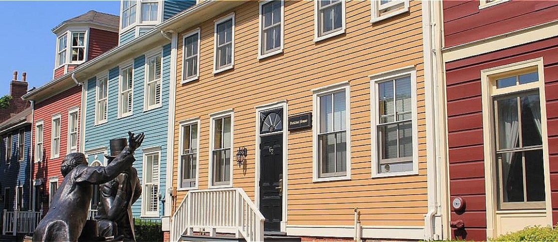 Gegenüber schön renovierte alte Holzhäuser