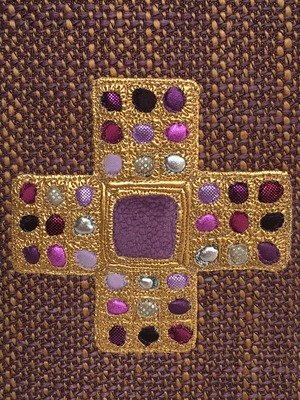 croix wisigothe doree pierres violettes