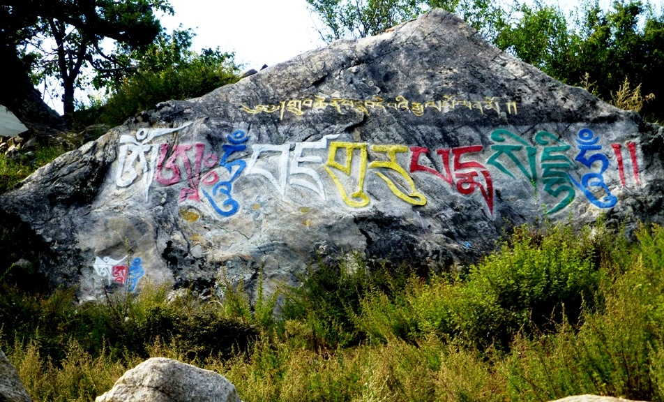 Bunter Manistein
„Om mani padme hum“ (= Du Juwel in der Lotusblüte) in tibetischer Schrift