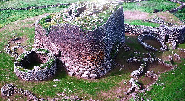 Nuraghe Losa ist ein Kuppelbau vom komplexeren Typ - eine unvollendeten Dreiecksbastion. um den  zentralen Hauptturm sind drei im Dreieck angeordnete kleinere Turmreste zu finden