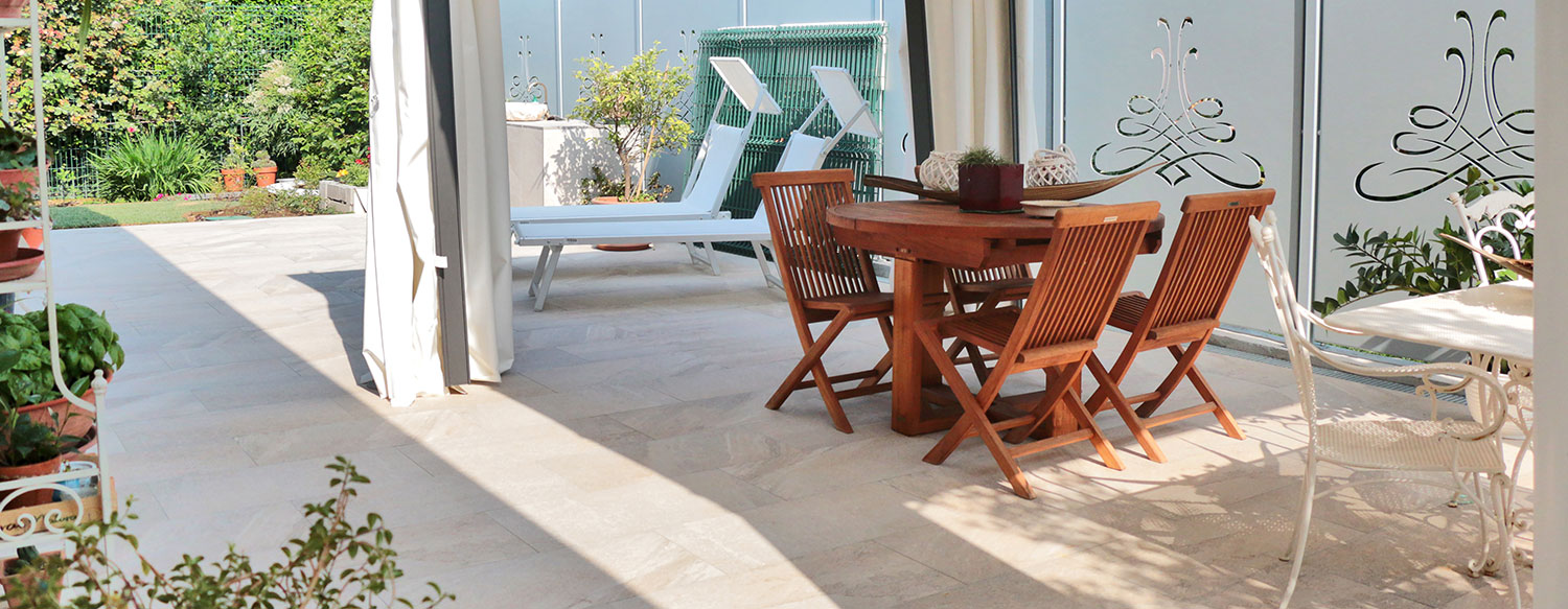 https://0501.nccdn.net/4_2/000/000/008/b3c/villa-con-pavimentazione-in-pietra-sinterizzata-etna-cappuccino.jpg