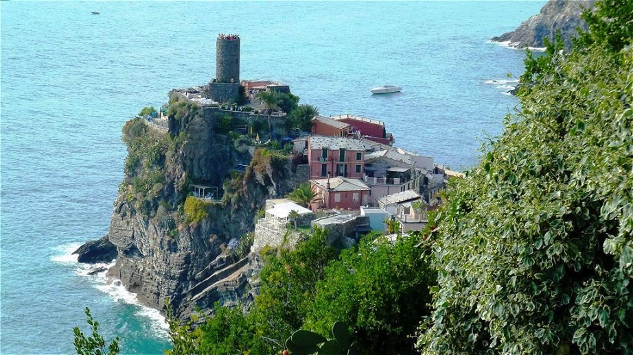 Das Castell Doria (11. Jh.) 
Der Ort wurde um das Jahr 1000 gegründet
