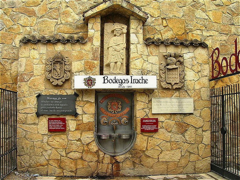 Der "Weinbrunnen" spendet Wasser und Rotwein