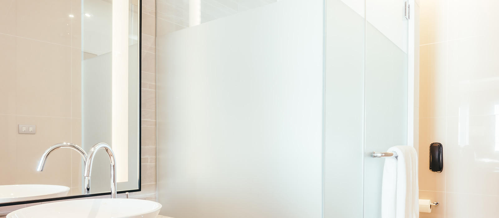 <div class="text-position slid-center">
<div class="slider-text-holder">
<h1>Zakaj izbrati nas?</h1>
<h3>Odlikujejo nas hitrost, dinamičnost in kakovost. Dolgoletna tradicija in kvaliteta izdelkov naj govorita zase.</h3>
</div>
</div>