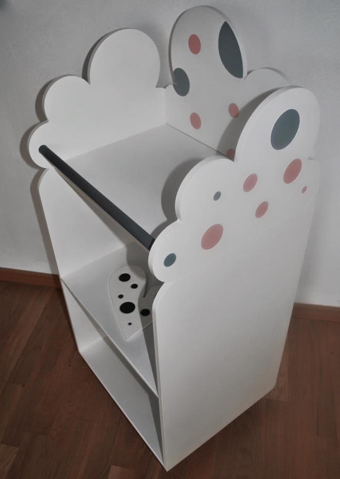 Lesena otroka omarica