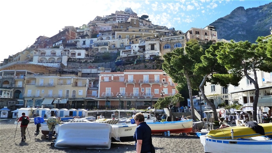 Im Hafen auf dem Weg zu den Booten