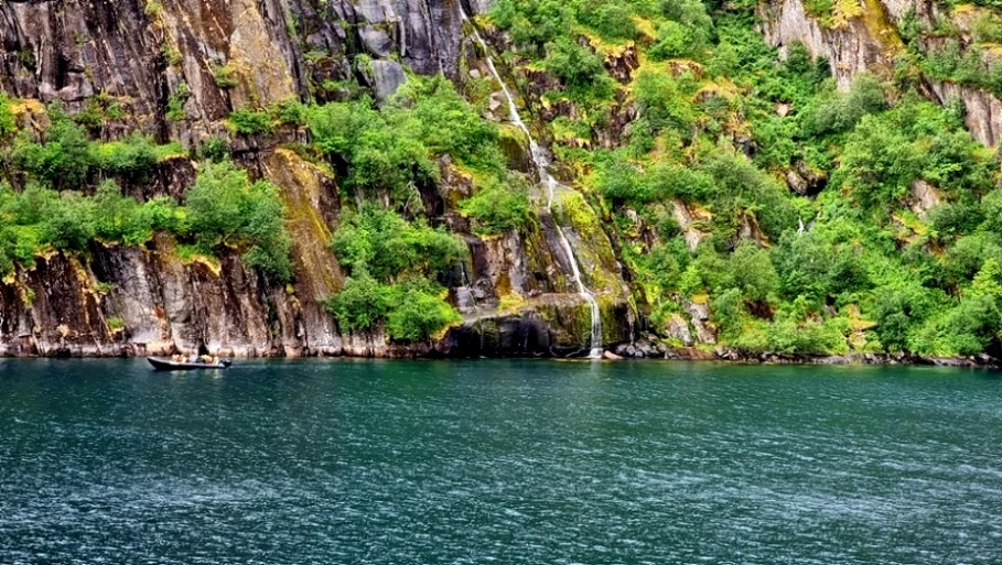 Der Name Trollfjord leitet sich von den Trollen, den Zauberwesen der nordischen Mythologie, ab.
