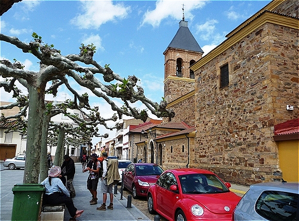 Vor der Kirche in Hospital de Orbigo