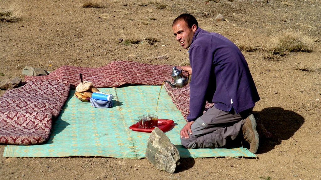 Unser Guide schenkt Tee ein - gekonnt ist gekonnt