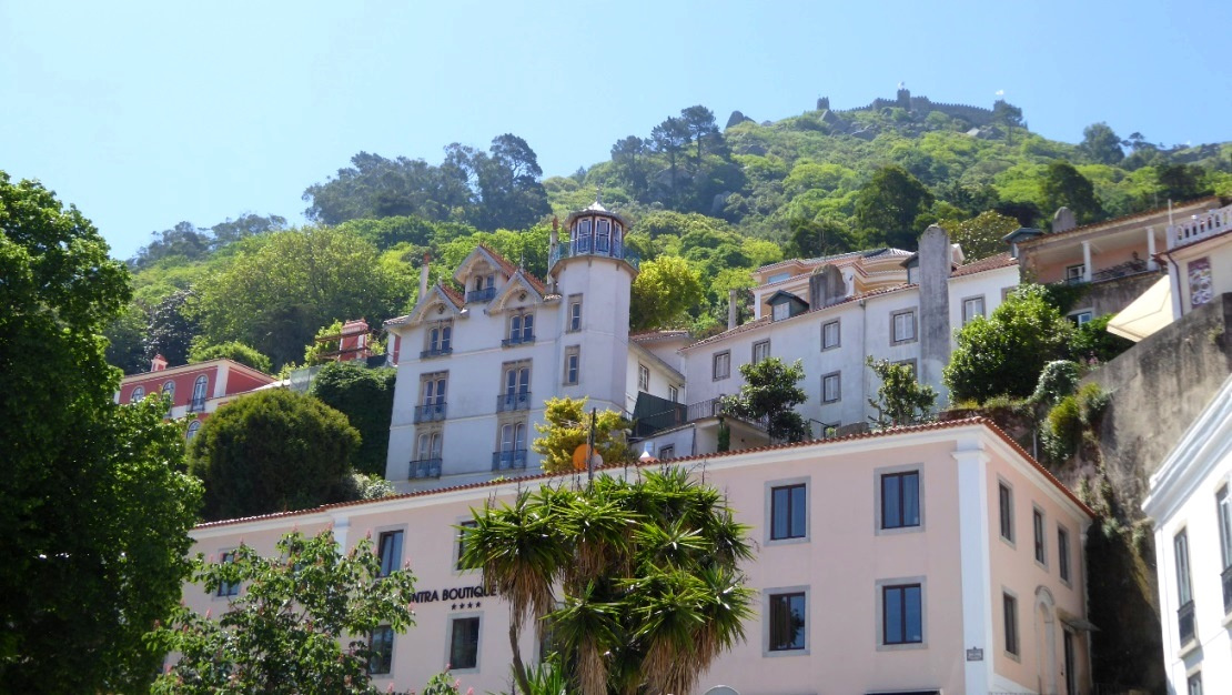 Sintra ist ein Ferienort am Fuß des portugiesischen Sintra-Gebirges, nahe der Hauptstadt Lissabon.