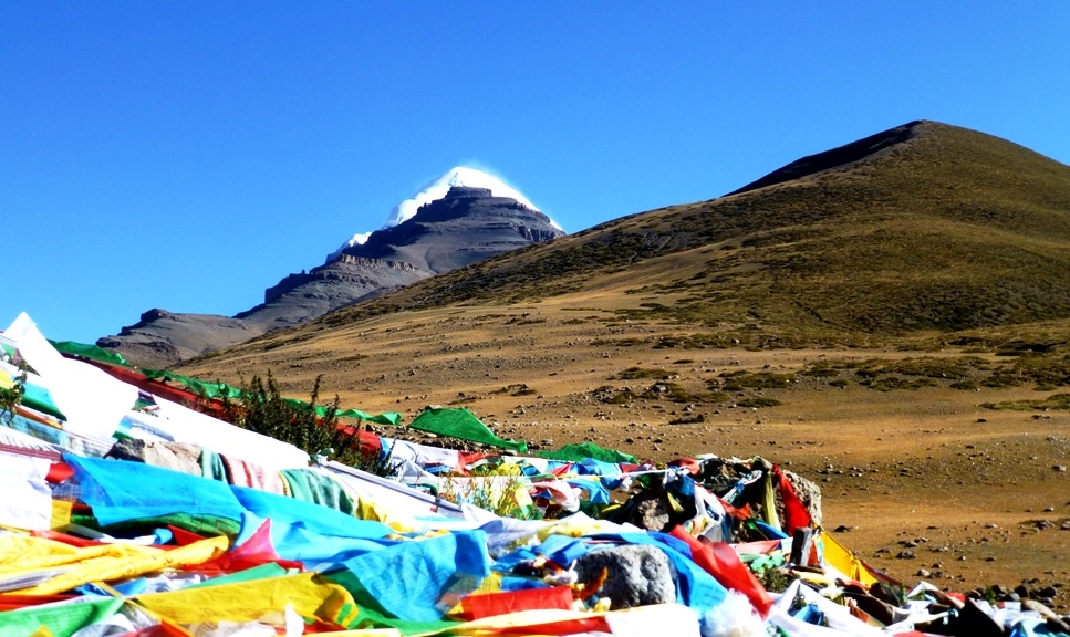 Noch versteckt sich der Kailash hinter einem Vorberg
Die Hindus sehen hier die Wohnstätte des Gottes Shiva mit seinem weiblichen Gegenstück Parvati, für die Buddhisten wohnt hier eine Manifestation des Demchong (Cakrasamvara)