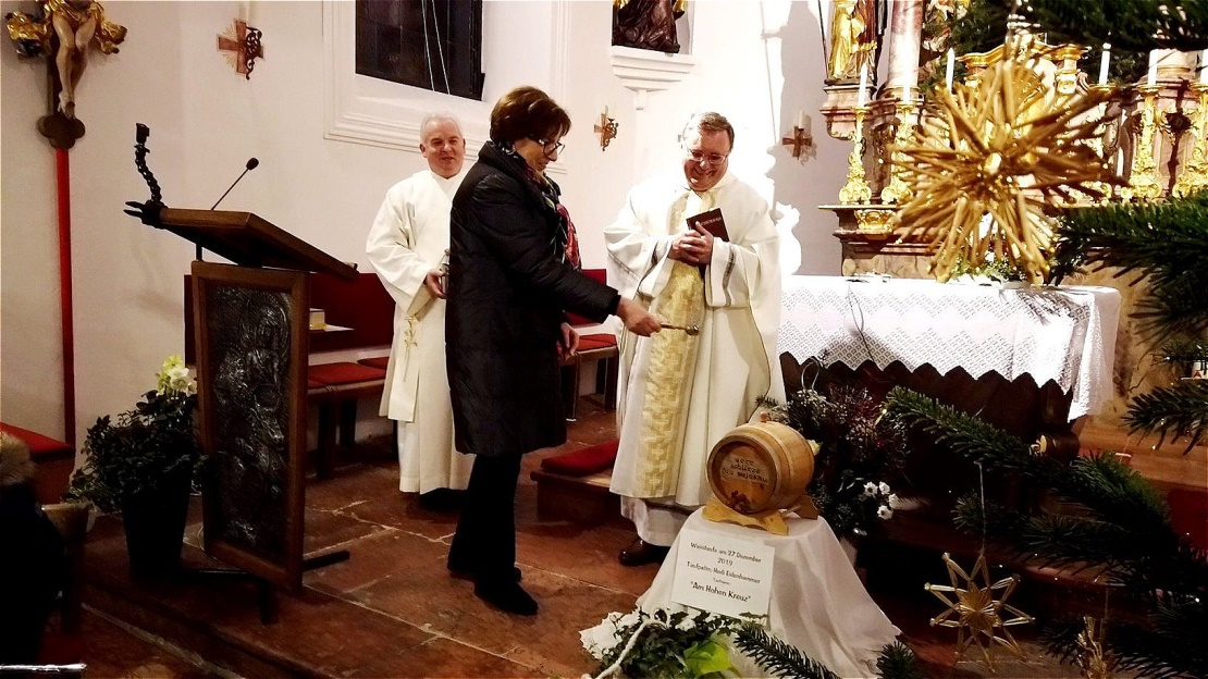 ...und besprengte das Fässchen Wein mit Weihwasser