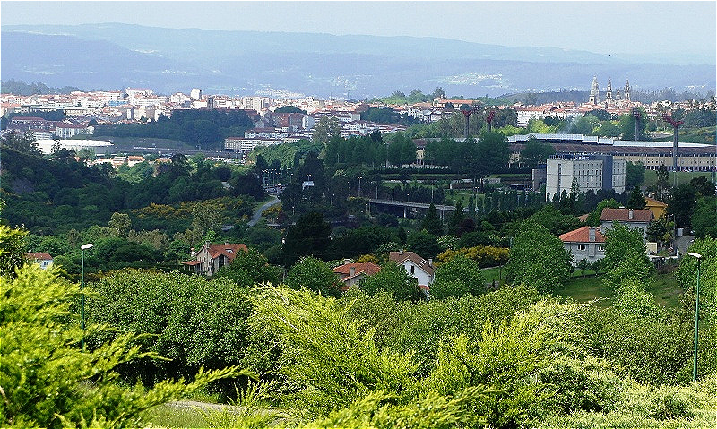 Vom Monte do Gozo kann man mit scharfen Augen die Kathedrale im Häusermeer erkennen