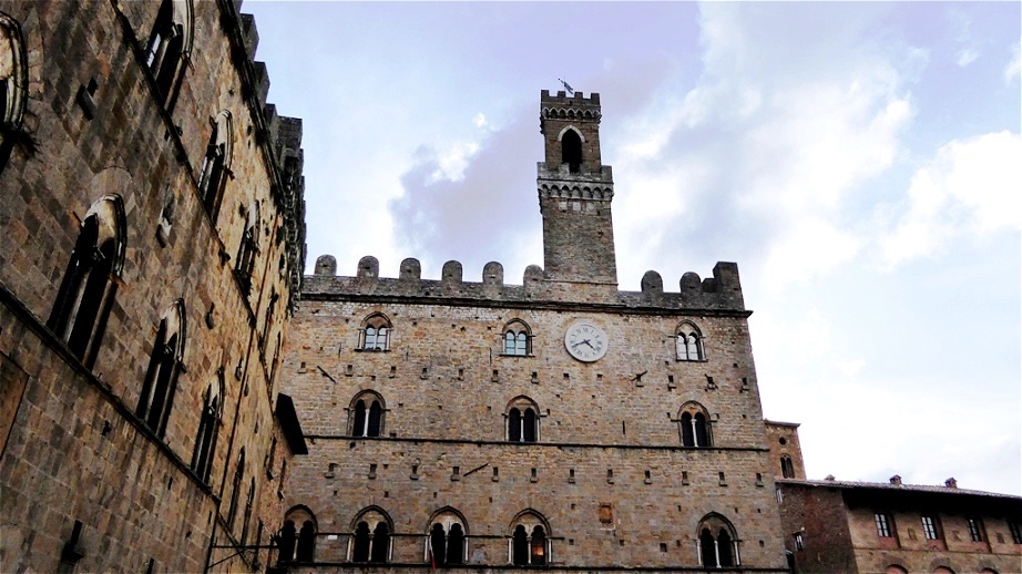 Der Palazzo dei Priori ist der älteste erhaltene Kommunalpalast der Toskana