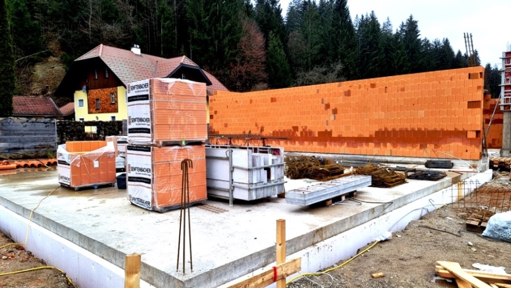 Ziegelpaletten warten auf die Verarbeitung