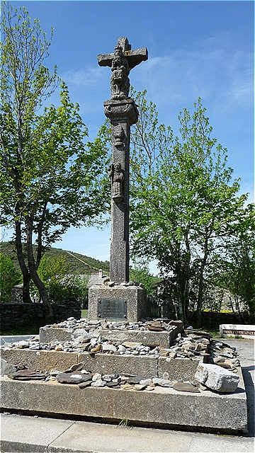 Pilgerkreuz am Eingang von O Cebreiro