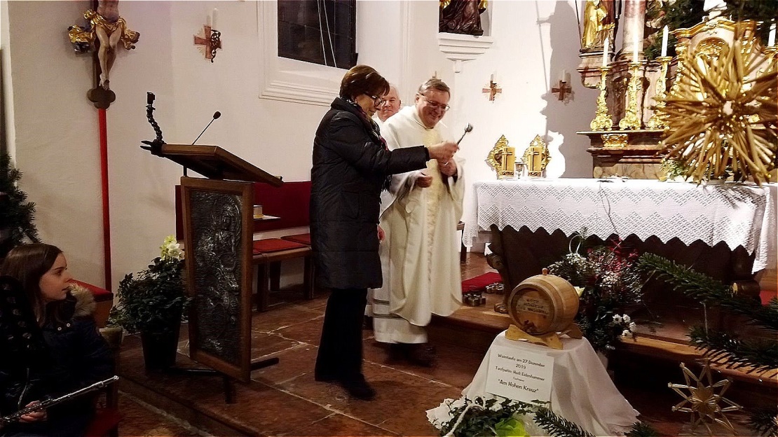 Die Taufpatin durfte selbst "Hand" anlegen ...