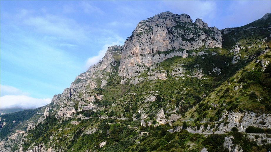 Auf der Passstraße im Küstengebirge auf halber Höhe. Auffahrt nach Bomerano.