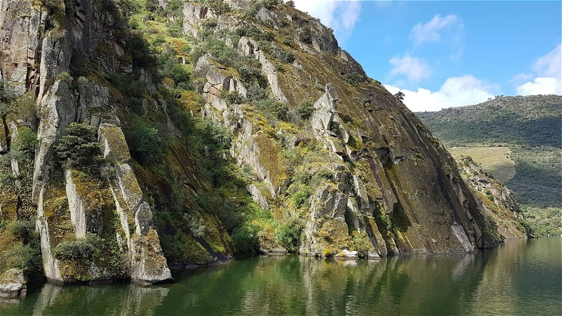 Klippen ragen in den Fluss