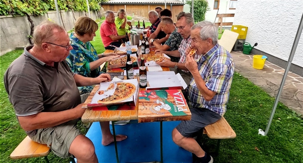 Weinpatin Irene Falb spendierte Pizzas !