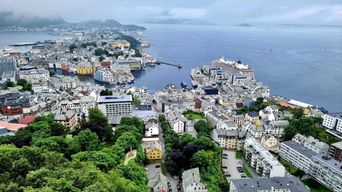 Die Stadt liegt etwa 236 km nordnordöstlich von Bergen auf mehreren Inseln