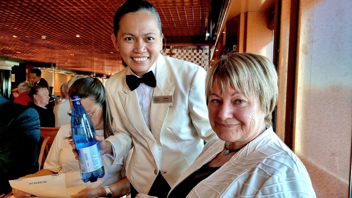 Nina, unsere emsige Kellnerin